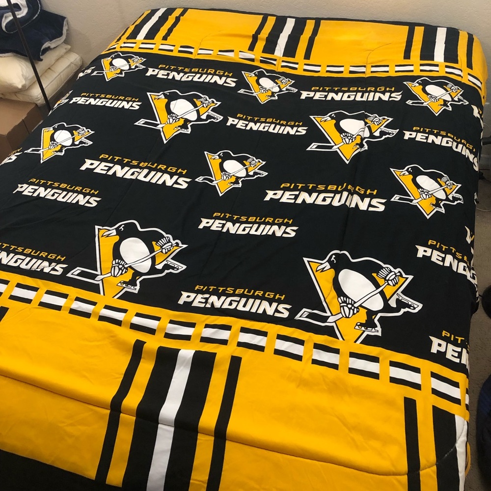 NHL Pittsburgh Penguins Hockey Reversible Queen Size Comforter Blanket 80”x84”